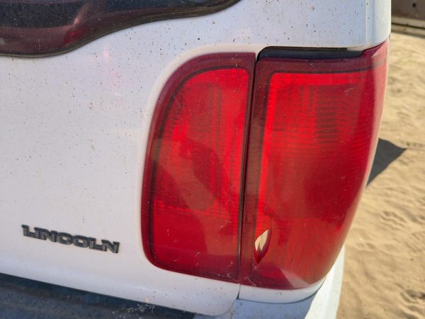 1998 Lincoln Navigator Tail Light Assembly RH — photo 1