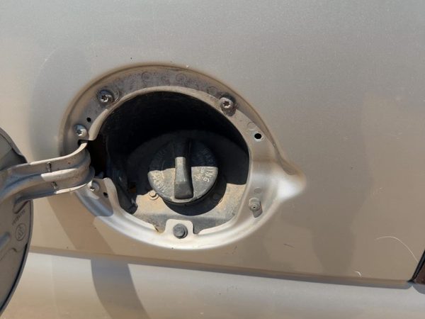 2005-2006 Chevy Suburban 1500 Fuel Filler Neck Assembly With Gas Cap Oem — photo 2