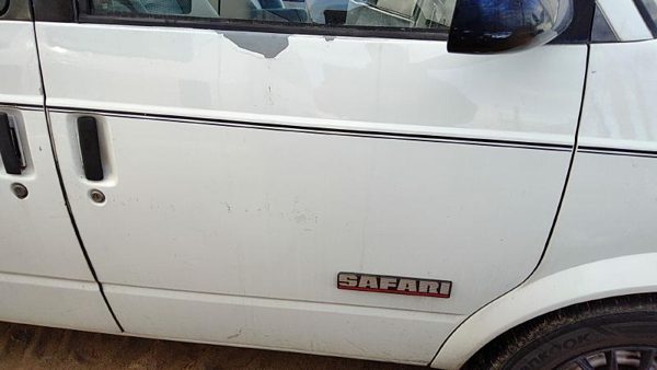 1993 GMC Safari Front Door RH White — photo 1