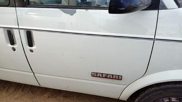 1993 GMC Safari Front Door RH White — photo 2