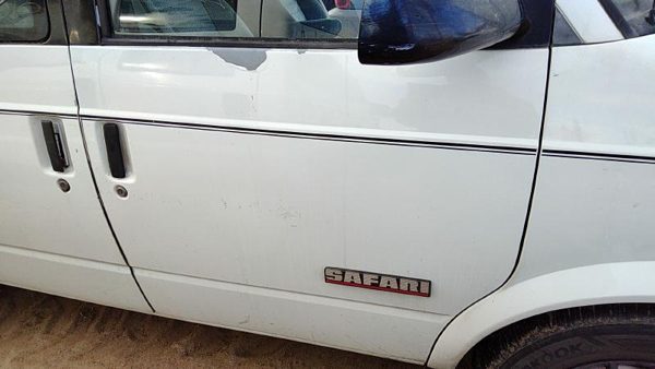 1993 GMC Safari Front Door RH White — photo 3