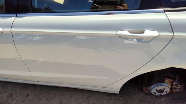 2013 Ford Fusion Rear Door LH White Yz — photo 3