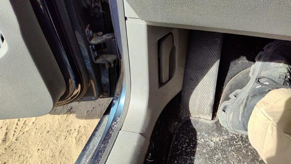 06-10 Vw Jetta Driver Left Lower Kick Trim Panel Oem Gray — photo 2