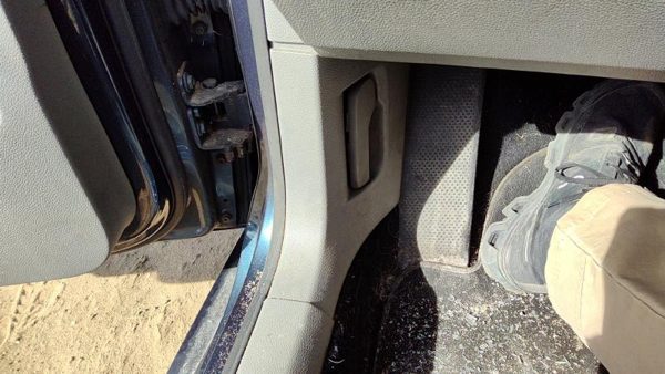 06-10 Vw Jetta Driver Left Lower Kick Trim Panel Oem Gray — photo 1