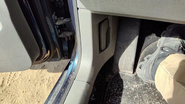 06-10 Vw Jetta Driver Left Lower Kick Trim Panel Oem Gray — photo 5