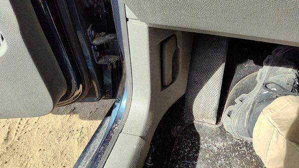06-10 Vw Jetta Driver Left Lower Kick Trim Panel Oem Gray — photo 4