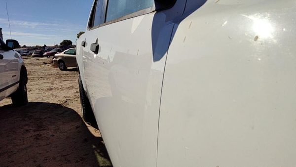 2004 Nissan TITAN Front Door RH Q10 White Hail 801007S230 — photo 3