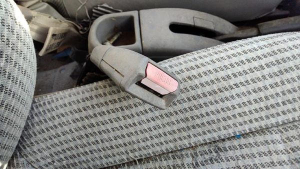 1994-1997 Ford Aspire Passenger Right Front Seat Belt Buckle Receiver Oem Gray — photo 1