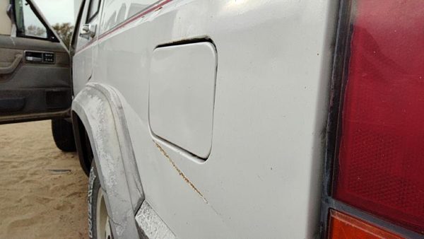 1992 Jeep Cherokee Fuel Tank Door With Hinge Gas Lid Oem Filler White — photo 2