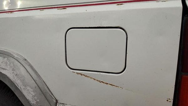 1992 Jeep Cherokee Fuel Tank Door With Hinge Gas Lid Oem Filler White — photo 1