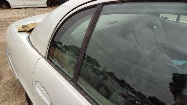 97-05 Buick Park Ave Passenger Right Rear Vent Window Back Door Glass With Frame — photo 2