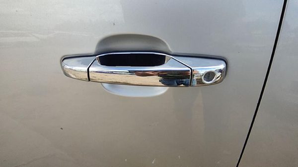 2010 Chevy Tahoe Outside Door Handle LH Silver U726S — photo 1