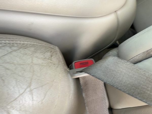 2001-2002 Chevy Suburban Driver Left Front Seat Belt Buckle Receiver Oem Tan 52I — photo 4