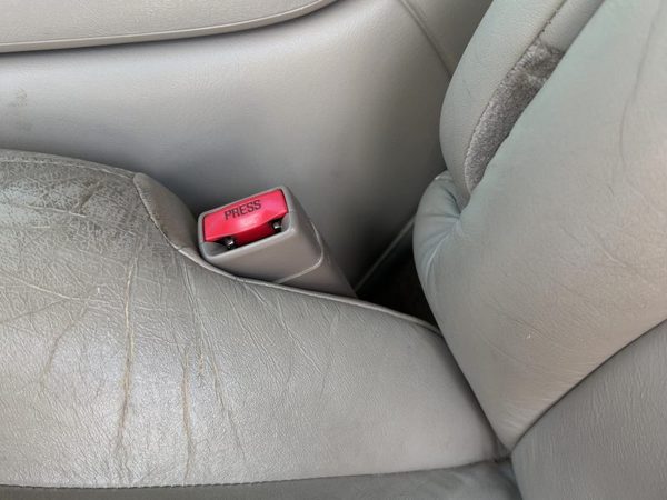 2001-2002 Chevy Suburban Driver Left Front Seat Belt Buckle Receiver Oem Tan 52I — photo 2