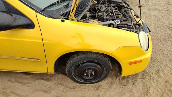 2000-2005 Dodge Neon Passenger Right Front Fender Oem Yellow 05012670Ad — photo 1