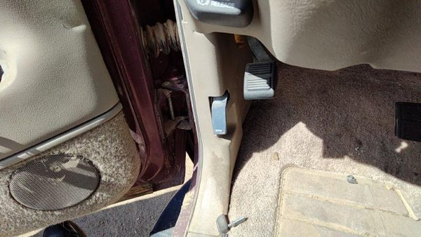 1995-2000 Gmc Yukon Driver Left Lower Kick Trim Panel Oem Tan 522 — photo 3