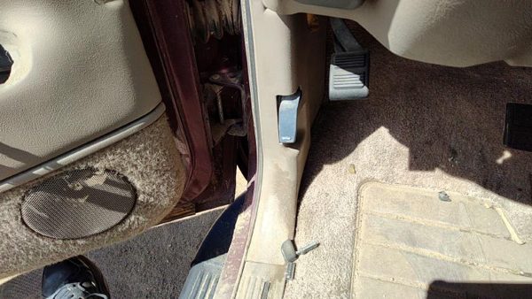 1995-2000 Gmc Yukon Driver Left Lower Kick Trim Panel Oem Tan 522 — photo 1