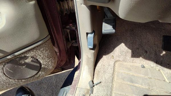 1995-2000 Gmc Yukon Driver Left Lower Kick Trim Panel Oem Tan 522 — photo 2
