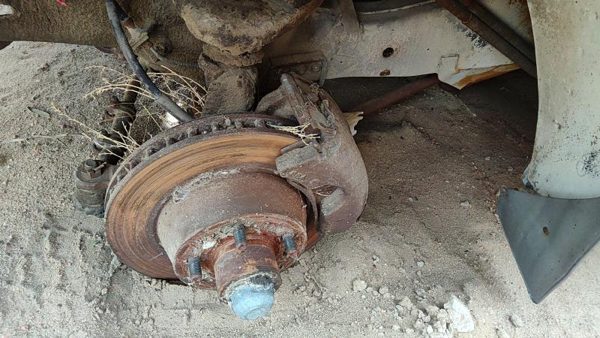 73-80 Van B200 Driver Left Front Spindle Steering Knuckle With Wheel Hub Oem — photo 1