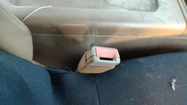 1994 Chevy Suburban Passenger Right Front Seat Belt Buckle Receiver Oem Tan — photo 1