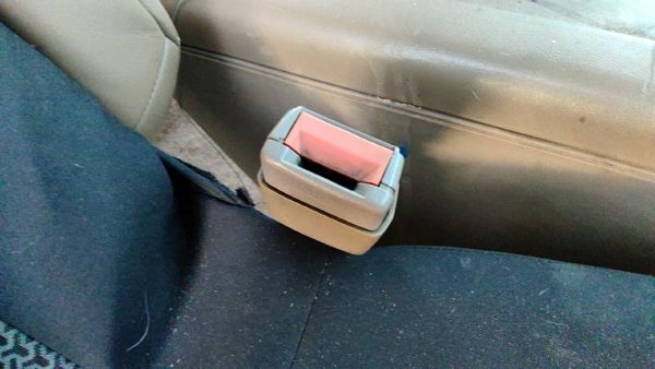 1994 Chevy Suburban Passenger Right Front Seat Belt Buckle Receiver Oem Tan — photo 2