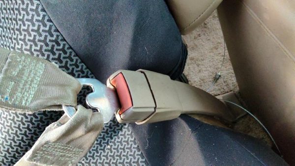 1994 Chevy Suburban Passenger Right Front Seat Belt Buckle Receiver Oem Tan — photo 5
