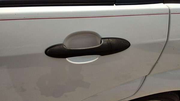 2000 Ford Focus Outside Door Handle LH Station Wagon White Yz — photo 1