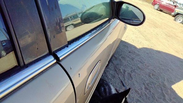 2004 Pontiac Grand Am Front Door RH 33U Champagne Beige 22702414 — photo 3