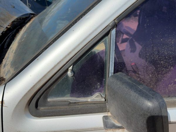 88-93 Isuzu Pup Driver Left Front Vent Window Small Door Glass With Frame Oem — photo 4