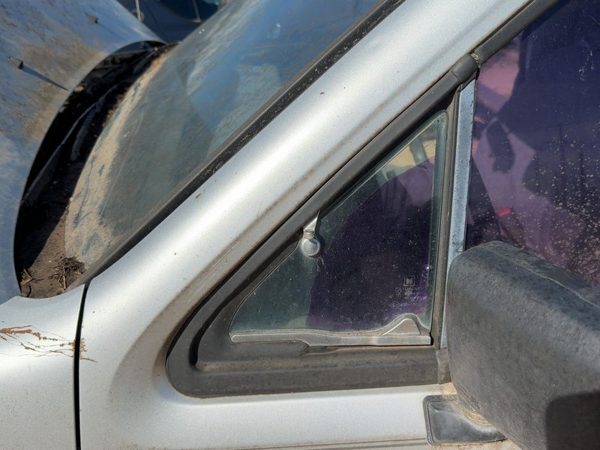 88-93 Isuzu Pup Driver Left Front Vent Window Small Door Glass With Frame Oem — photo 5