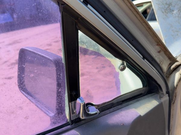 88-93 Isuzu Pup Driver Left Front Vent Window Small Door Glass With Frame Oem — photo 3