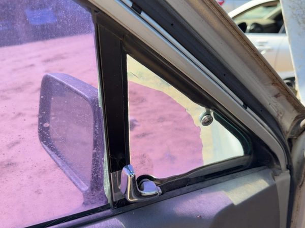 88-93 Isuzu Pup Driver Left Front Vent Window Small Door Glass With Frame Oem — photo 6