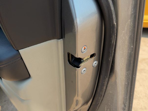 2003-2004 Infinity Fx45 Passenger Right Front Door Latch With Rods/Cables Oem — photo 1