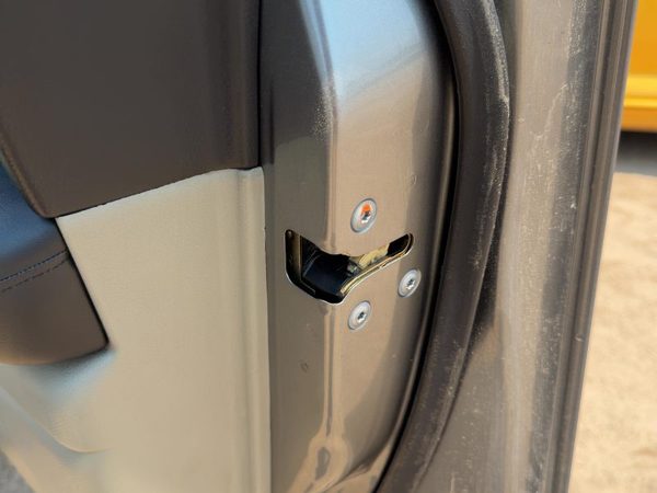2003-2004 Infinity Fx45 Passenger Right Front Door Latch With Rods/Cables Oem — photo 2