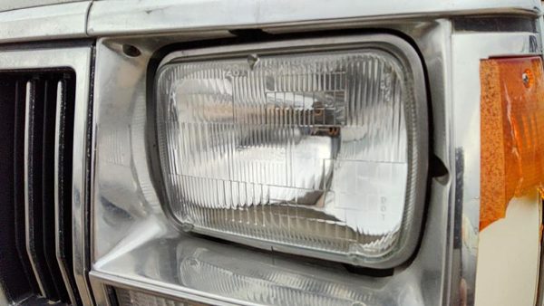 1992 Jeep Cherokee Headlamp Assembly LH — photo 2