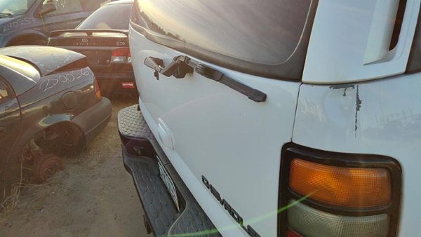2001 Suburban 1500 Trunk/decklid/hatch/tailgate 50U Summit White — photo 2
