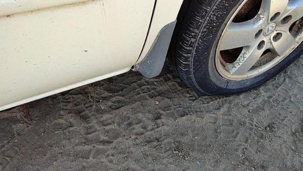 2007 Dodge Caravan Passenger Right Moulding From Fender Oem Trim Strip White Pw1 — photo 1