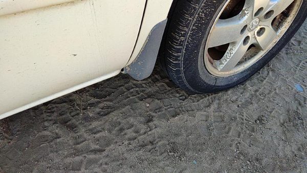 2007 Dodge Caravan Passenger Right Moulding From Fender Oem Trim Strip White Pw1 — photo 2