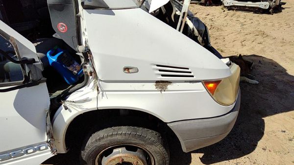 2006 Dodge Sprinter 3500 Fender RH Van White P01 Junk — photo 1