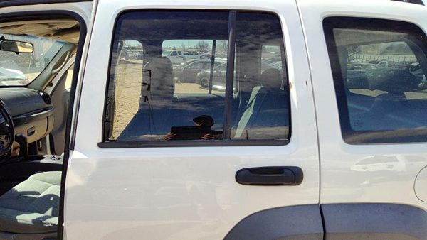 2005 Jeep Liberty Rear Door LH White PW1 — photo 6