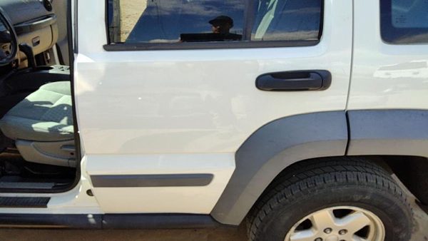 2005 Jeep Liberty Rear Door LH White PW1 — photo 5