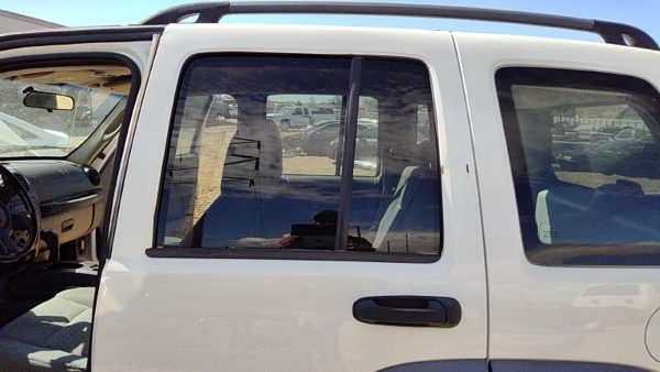 2005 Jeep Liberty Rear Door LH White PW1 — photo 7