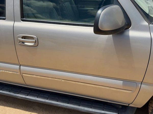 2001 Suburban 1500 Front Door RH Pewter 11U — photo 1