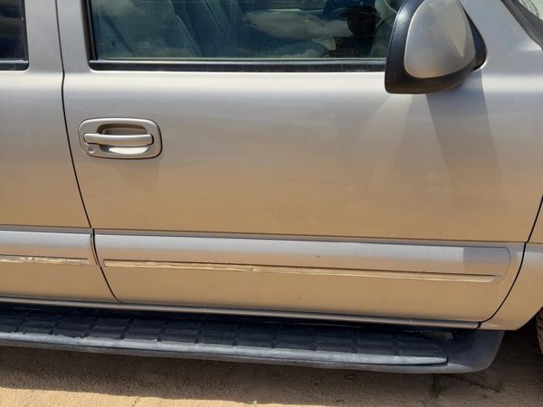 2001 Suburban 1500 Front Door RH Pewter 11U — photo 3
