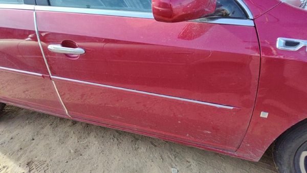 2007 Buick Lucerne Front Door RH Crimson 86U 25863363 — photo 2