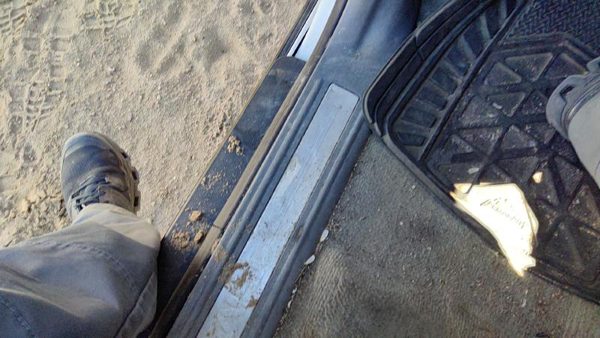2002-2009 Gmc Envoy Driver Left Lower Kick Trim Panel Oem Gray 28H — photo 3