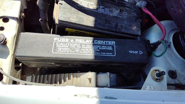 1998 Chrysler Town Cntry Engine Fuse Box 3.8L — photo 2