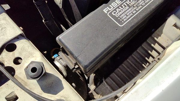 1998 Chrysler Town Cntry Engine Fuse Box 3.8L — photo 3