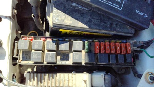 1998 Chrysler Town Cntry Engine Fuse Box 3.8L — photo 4