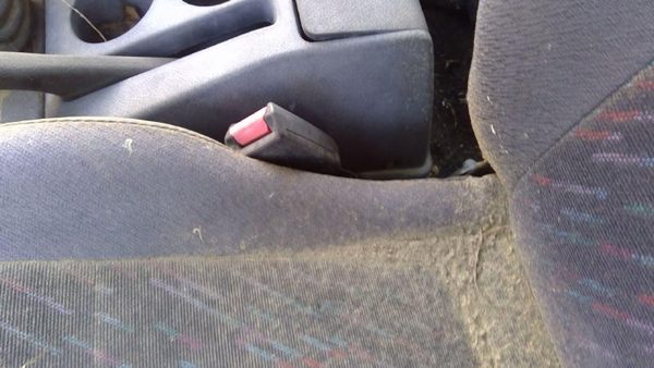 1996 Geo Tracker Driver Left Front Seat Belt Buckle Receiver Oem Black — photo 1